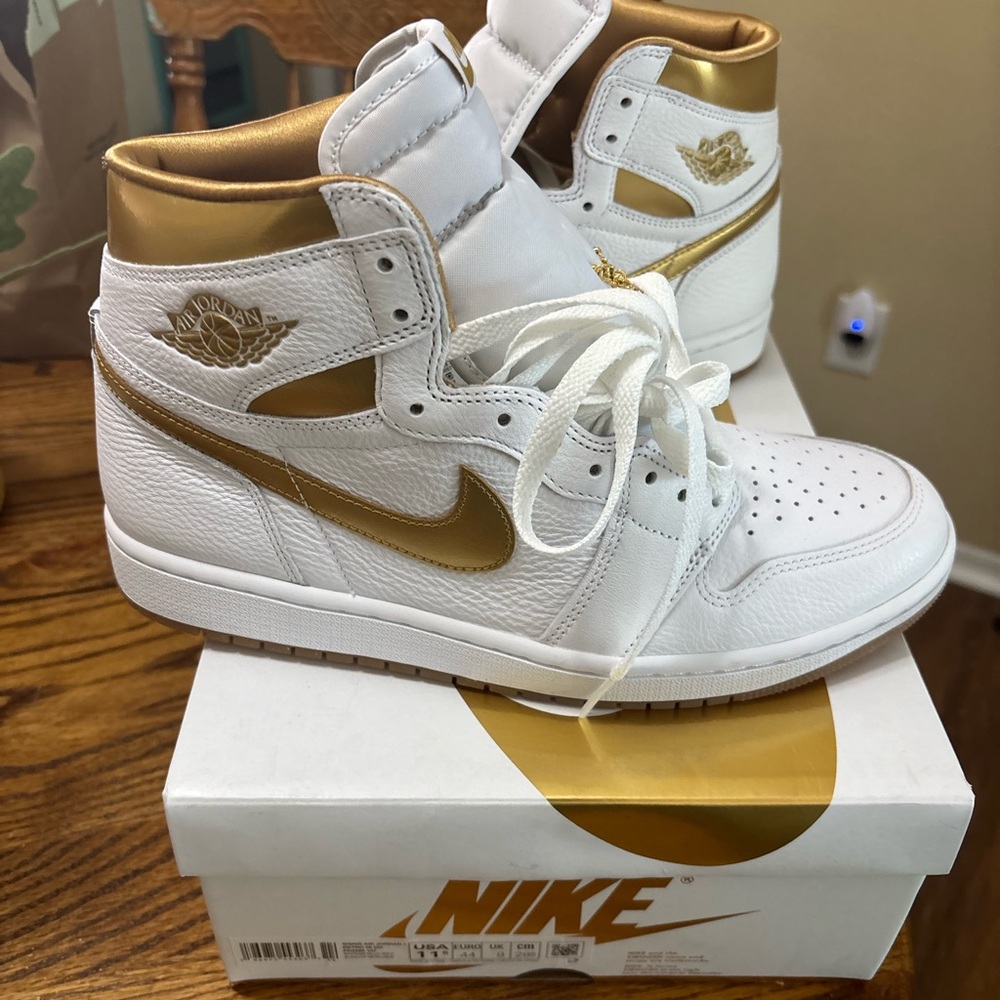 Women's Air Jordan 1 Retro High OG in the "White and Gold"